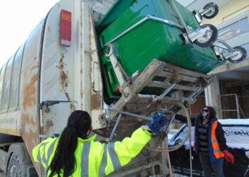 Δήμος Γρεβενών: Στο καθήκον οι εργαζόμενοι της Υπηρεσίας Καθαριότητας-Κανονικά η αποκομιδή των απορριμμάτων παρά τα χιόνια και το ψύχος