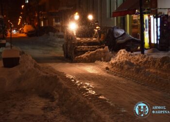 Ξεκίνησε η διαδικασία απομάκρυνσης του χιονιού στην πόλη της Φλώρινας