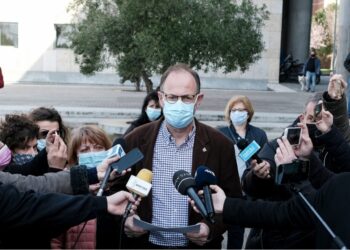 Δρ. Τσαβλής για τους εμβολιασμούς εκτός λίστας στη Θεσσαλονίκη: Εμβολίασα συγγενείς μου για να μην χαθεί καμία δόση εμβολίου