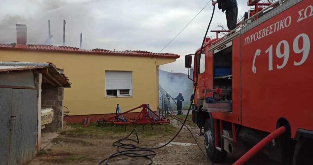 Νέες φωτογραφίες και video από την προσπάθεια της Πυροσβεστικής για κατάσβεση της φωτιάς σε σπίτι στην Ολυμπιάδα