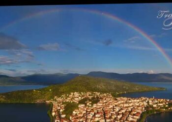 Καστοριά – Μοναδικό φαινόμενο: Το ουράνιο τόξο κάλυπτε το φεγγάρι -VIDEO