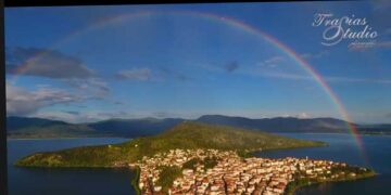 Καστοριά – Μοναδικό φαινόμενο: Το ουράνιο τόξο κάλυπτε το φεγγάρι -VIDEO