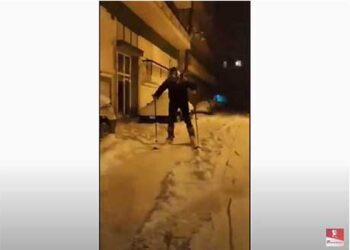 Έκαναν σκι στους χιονισμένους δρόμους της Πτολεμαΐδας