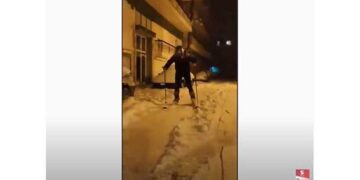 Έκαναν σκι στους χιονισμένους δρόμους της Πτολεμαΐδας