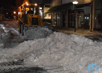 Συνεχίζεται η απομάκρυνση του χιονιού από κεντρικές οδούς της πόλης της Φλώρινας