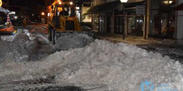 Συνεχίζεται η απομάκρυνση του χιονιού από κεντρικές οδούς της πόλης της Φλώρινας