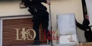 Αστυνομικοί έσωσαν ηλικιωμένη στην Κυψέλη, πηδώντας από μπαλκόνι σε μπαλκόνι (vid)