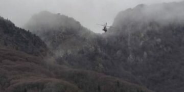 Καναντέρ και Super Puma που πετούν στο Ζαγόρι εντόπισαν από αέρος, το απόγευμα της Τετάρτης, τα συντρίμμια του αεροσκάφους