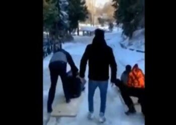 “Κόντρα” με τα έλκηθρα στο χιόνι κάνει μια παρέα νεαρών στον Κρόκο!!! Δείτε το βίντεο