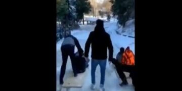 “Κόντρα” με τα έλκηθρα στο χιόνι κάνει μια παρέα νεαρών στον Κρόκο!!! Δείτε το βίντεο