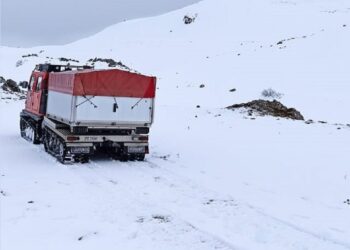 Σε χιονοσκεπή βουνοκορφή φαίνεται να πρόσκρουσε το αεροσκάφος -Σε εξέλιξη μεγάλη επιχείρηση για να φτάσουν στο σημείο