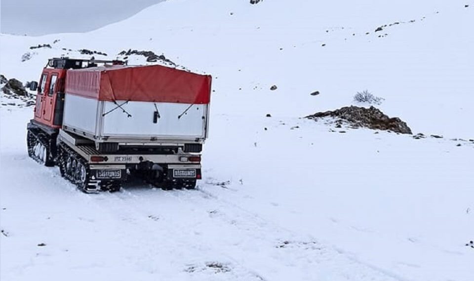 Σε χιονοσκεπή βουνοκορφή φαίνεται να πρόσκρουσε το αεροσκάφος -Σε εξέλιξη μεγάλη επιχείρηση για να φτάσουν στο σημείο