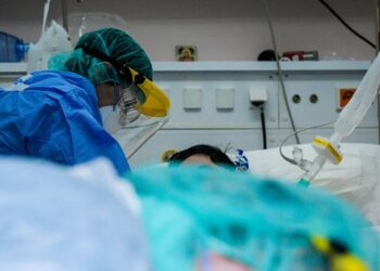 Κορωνοϊός: Θρήνος στη Θήβα για τη 15χρονη που πέθανε – Διασωληνωμένη και η μητέρα της στον «Ευαγγελισμό»