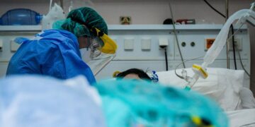 Κορωνοϊός: Θρήνος στη Θήβα για τη 15χρονη που πέθανε – Διασωληνωμένη και η μητέρα της στον «Ευαγγελισμό»