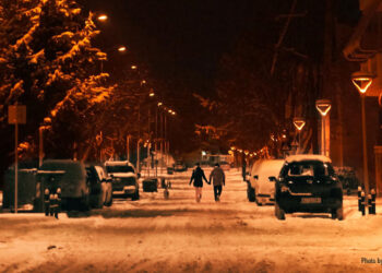 Πτολεμαΐδα: Η βόλτα των ερωτευμένων στη νυχτερινή άδεια Πτολεμαΐδα – Η φανταστική φωτογραφία του Φάνη Τοψαχαλίδη!