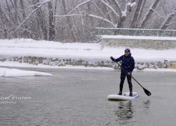 Γρεβενά: Τράβηξε …κουπί σε πανέμορφο χιονισμένο τοπίο στον Γρεβενίτη ποταμό-Απίθανες εικόνες