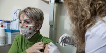 Εμβολιασμοί: Ανοίγει αύριο η πλατφόρμα για το εμβόλιο κατά του κορωνοϊού για τις ηλικίες 60-64 -Πότε ξεκινά η χορήγησή του