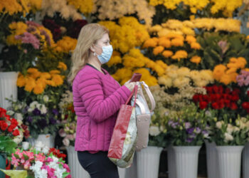 Ανθοπωλεία: Κίνδυνος να καταλήξουν στα σκουπίδια τα λουλούδια του Αγίου Βαλεντίνου