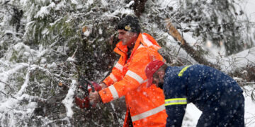Γιατί έμειναν χωρίς ρεύμα 250.000 νοικοκυριά στην Αττική -Στη μάχη και ο στρατός