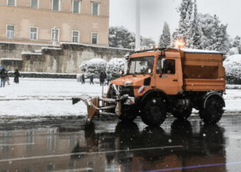 «Χιονοστιβάδα» προβλημάτων: Πλήθος περιοχών χωρίς ρεύμα και νερό στην Αττική -Εκατοντάδες κλήσεις στην Πυροσβεστική