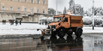 «Χιονοστιβάδα» προβλημάτων: Πλήθος περιοχών χωρίς ρεύμα και νερό στην Αττική -Εκατοντάδες κλήσεις στην Πυροσβεστική