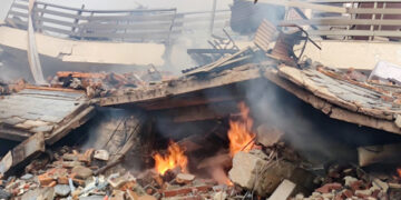 Καστοριά: Σε εξέλιξη οι έρευνες της Πυροσβεστικής για την έκρηξη που ισοπέδωσε το ξενοδοχείο