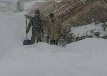 Χιόνι…βουνό στην Κέλλη Φλώρινας – Η μάχη του αποχιονισμού στο χωριό και τις κτηνοτροφικές μονάδες-VIDEO