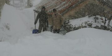 Χιόνι…βουνό στην Κέλλη Φλώρινας – Η μάχη του αποχιονισμού στο χωριό και τις κτηνοτροφικές μονάδες-VIDEO