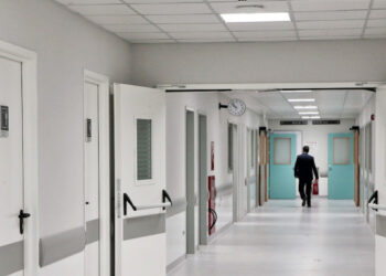 Βασιλακόπουλος: Δεν παρέλυσε ο γιατρός στην Κέρκυρα -Εχει διαταχθεί σε βάρος του ΕΔΕ, εμβολίαζε εκτός σειράς προτεραιότητας