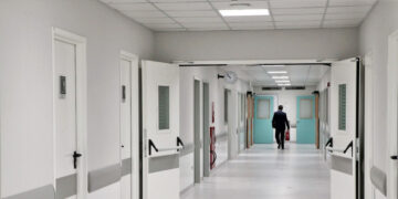 Βασιλακόπουλος: Δεν παρέλυσε ο γιατρός στην Κέρκυρα -Εχει διαταχθεί σε βάρος του ΕΔΕ, εμβολίαζε εκτός σειράς προτεραιότητας