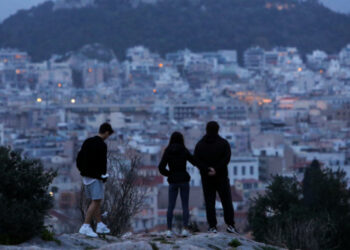 Κρίσιμο 48ωρο για νέα μέτρα, μετά τα 1.261 κρούσματα -Στο τραπέζι απαγόρευση κυκλοφορίας πριν τις 21:00 στην Αττική