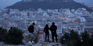 Κρίσιμο 48ωρο για νέα μέτρα, μετά τα 1.261 κρούσματα -Στο τραπέζι απαγόρευση κυκλοφορίας πριν τις 21:00 στην Αττική