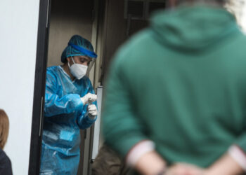 Κορωνοϊός: Περισσότερα από 1.000 τα κρούσματα και σήμερα -Λιγότερα από την Τρίτη, παραμένουν οι σκέψεις για νέα μέτρα