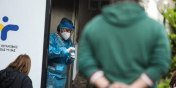 Κορωνοϊός: Περισσότερα από 1.000 τα κρούσματα και σήμερα -Λιγότερα από την Τρίτη, παραμένουν οι σκέψεις για νέα μέτρα