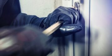 Μερακλήδες” διαρρήκτες μπήκαν σε σπίτι στην Αγία Παρασκευή Κοζάνης, πήραν χρήματα και κοσμήματα, κοιμήθηκαν εκεί και ήπιαν και “12άρι” ουίσκι!