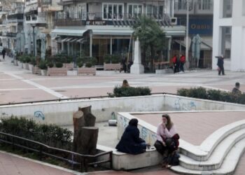 Τα τρελά του lockdown: Ο δρόμος στην Θεσσαλονίκη που η μία πλευρά έχει ανοιχτά μαγαζιά και η άλλη κλειστά (vid)