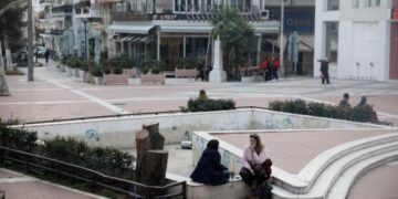 Τα τρελά του lockdown: Ο δρόμος στην Θεσσαλονίκη που η μία πλευρά έχει ανοιχτά μαγαζιά και η άλλη κλειστά (vid)