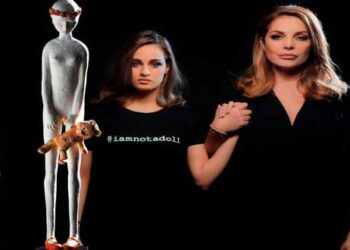 ‘@iamnotadoll_project μια διαδραστική εναλλακτική έκθεση/δρώμενο η οποία βρίσκει τρόπους να προσαρμόζεται στις δυσκολίες της εποχής. Πρεσβευτές της κίνησης αυτής μια Ελληνίδα γυναίκα της πρώτης γραμμής η Άντζελα Γκερέκου και ο δυναμικός υποστηρικτής δίπλα στις γυναίκες Μαέστρος Γιάννης Χατζηλοΐζου