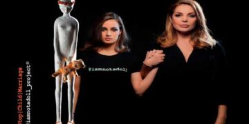 ‘@iamnotadoll_project μια διαδραστική εναλλακτική έκθεση/δρώμενο η οποία βρίσκει τρόπους να προσαρμόζεται στις δυσκολίες της εποχής. Πρεσβευτές της κίνησης αυτής μια Ελληνίδα γυναίκα της πρώτης γραμμής η Άντζελα Γκερέκου και ο δυναμικός υποστηρικτής δίπλα στις γυναίκες Μαέστρος Γιάννης Χατζηλοΐζου
