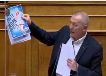 “Party Μωρή Άρρωστη”: Η αφίσα της ΔΑΠ-ΝΔΦΚ Καστοριάς που κατέθεσε ο Θανάσης Παφίλης στη Βουλή (φωτο – βίντεο)