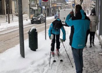 Απίθανο: Βγήκε με τα χιονοπέδιλα για να κάνει …σκι στο κέντρο της Κοζάνης!