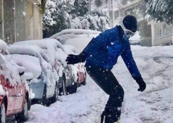 Χιόνια στην Αθήνα: Οι Αθηναίοι βγήκαν για… σκι και snowboard – Δείτε βίντεο και φωτογραφίες
