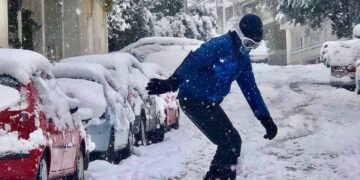 Χιόνια στην Αθήνα: Οι Αθηναίοι βγήκαν για… σκι και snowboard – Δείτε βίντεο και φωτογραφίες