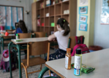 Εξαδάκτυλος: Ανοιχτό το ενδεχόμενο να κλείσουν ξανά τα σχολεία