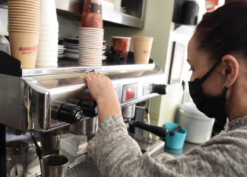 Νέα μέτρα: Τι αλλάζει από σήμερα στο take away -Πρόστιμα για παραμονή στους χώρους του καταστήματος, τι ισχύει