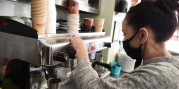 Νέα μέτρα: Τι αλλάζει από σήμερα στο take away -Πρόστιμα για παραμονή στους χώρους του καταστήματος, τι ισχύει