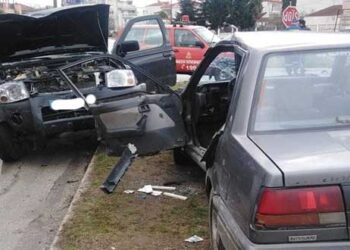 Τροχαίο ατύχημα στην Πτολεμαΐδα μετά από σύγκρουση δύο οχημάτων σε διασταύρωση επί της οδού Γουμεράς