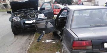 Τροχαίο ατύχημα στην Πτολεμαΐδα μετά από σύγκρουση δύο οχημάτων σε διασταύρωση επί της οδού Γουμεράς