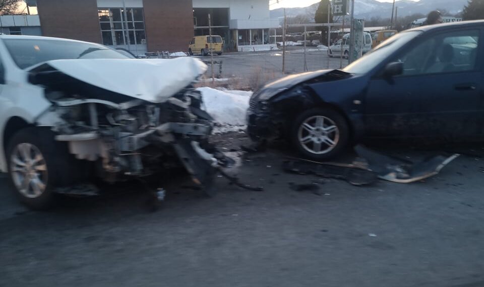 Ώρα 18:15: Σοβαρό τροχαίο στο δρόμο Κοζάνης προς αεροδρόμιο – Πλαγιομετωπική σύγκρουση τριών οχημάτων