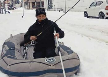 Κοζάνη: Βγήκε με βάρκα για «ψάρεμα» στη χιονισμένη Αριστοτέλους!